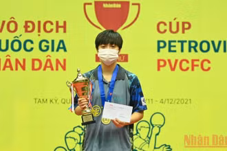 Đương kim vô địch đơn nữ Giải bóng bàn quốc gia Báo Nhân Dân lần thứ 39 Trần Mai Ngọc nâng cao cúp vô địch.