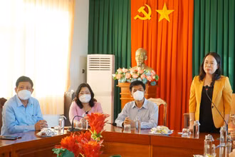 Phó Chủ tịch nước phát biểu với lãnh đạo Tỉnh ủy Sóc Trăng.