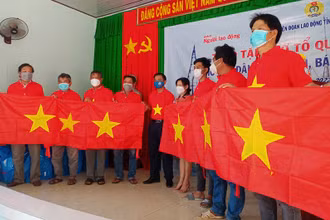 Đại diện ngư dân tỉnh Bến Tre nhận cờ Tổ quốc.