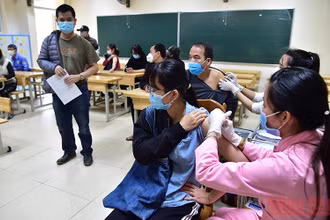 TP Hà Nội tiêm vaccine cho người dân. (Ảnh: THÀNH ĐẠT)