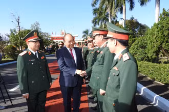 Chủ tịch nước Nguyễn Xuân Phúc thăm hỏi, động viên các tướng lĩnh Quân khu 5.