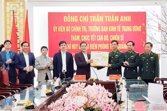 Trưởng ban Kinh tế Trung ương Trần Tuấn Anh và lãnh đạo tỉnh Quảng trị thăm chúc tết Bộ đội Biên phòng Quảng Trị.