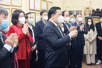 Các đồng chí lãnh đạo thành phố Hà Nội dâng hương tưởng niệm đồng chí Nguyễn Phong Sắc. Ảnh: dangcongsan.vn