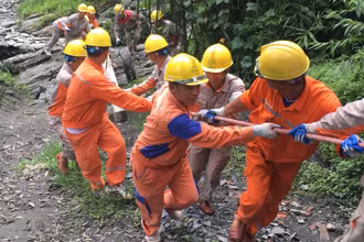 Công nhân Công ty Điện lực Hà Giang kéo điện về vùng cao.