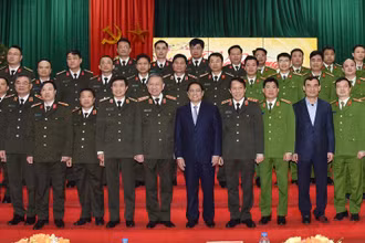 Thủ tướng Phạm Minh Chính chụp ảnh lưu niệm cùng cán bộ, chiến sĩ Cục A05 và C07.