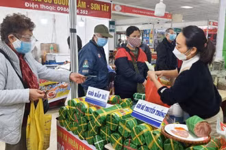 Hội chợ Xuân Nhâm Dần thu hút người dân Thủ đô tham quan mua sắm. (Ảnh: THANH TRÀ)