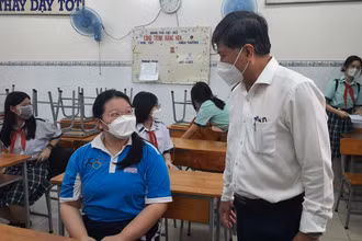 Giám đốc Sở Giáo dục và Đào tạo TP Hồ Chí Minh Nguyễn Văn Hiếu kiểm tra công tác phòng, chống dịch Covid-19 tại Trường THCS Lý Phong, quận 5. 