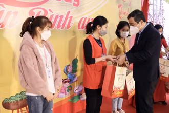 Bí thư Tỉnh ủy Thái Bình Ngô Đông Hải trao quà Tết cho công nhân khu công nghiệp Nguyễn Đức Cảnh (thành phố Thái Bình).