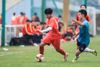 Đội tuyển U17 quốc gia (đỏ) có trận đấu tốt trước đàn anh U19 Hà Nội. (Ảnh: VFF)