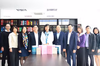 Phó trưởng Ban Tuyên giáo Trung ương Lê Hải Bình cùng lãnh đạo Nhà xuất bản Chính trị quốc gia Sự thật và lãnh đạo Học viện Ngoại giao.