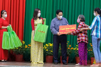 Thủ tướng Phạm Minh Chính tặng nhà đại đoàn kết, quà cho người dân tỉnh Vĩnh Long. (Ảnh: BÁ DŨNG)