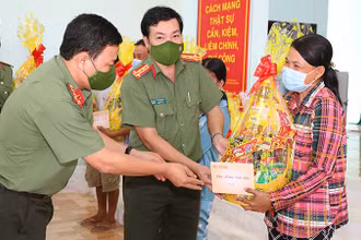 Trao quà cho người dân có hoàn cảnh khó khăn tại huyện Mỹ Tú.