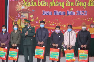 Đại diện lãnh đạo Bộ Chỉ huy Bộ đội Biên phòng tỉnh Lạng Sơn tặng quà cho hộ chính sách, hộ nghèo xã Tú Mịch (Lộc Bình).