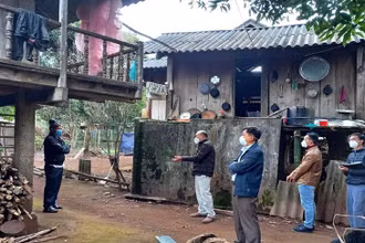 Lãnh đạo Sở Y tế Điện Biên kiểm tra công tác chống dịch ở Tủa Chùa. (Ảnh: CDC Điện Biên)