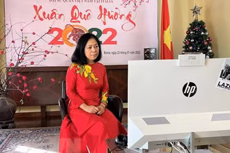Đại sứ Việt Nam tại Italia Nguyễn Thị Bích Huệ phát biểu tại Xuân quê hương 2022. (Ảnh: Hải Linh/TTXVN)