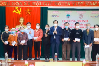 Chủ tịch Hội Người cao tuổi Việt Nam và Bí thư Tỉnh ủy Nghệ An trao tặng quà cho hội viên người cao tuổi trên địa bàn thành phố Vinh có hoàn cảnh khó khăn. (Ảnh: Thành Duy)