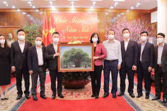 Các đồng chí lãnh đạo tỉnh tặng quà lưu niệm cho Đoàn công tác Báo Nhân Dân.