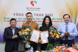 Trao giải Nhất cho các tác phẩm ghi âm, ghi hình nghệ thuật biểu diễn về phòng, chống dịch. Ảnh: Minh Hoàng