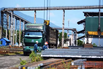 Hoạt động sản xuất tại Nhà máy Gang thép Việt-Trung, Khu công nghiệp Tằng Loỏng.
