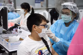 Trẻ em được tiêm liều vaccine Pfizer nhắc lại tại một trung tâm tiêm chủng ở Ga Bang Sue, Bangkok. (Ảnh: Bangkok Post)