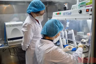 Phòng xét nghiệm hiện đại được trang bị trên xe lưu động trị giá 15 tỷ đồng.