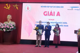 Các tác giả nhận giải A.