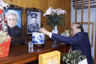 Chủ tịch nước Nguyễn Xuân Phúc dâng hương tưởng nhớ Đại tướng Lê Đức Anh, Chủ tịch nước từ năm 1992-1997. (Ảnh: TTXVN) 