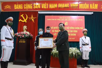 Trung tướng Nguyễn Hải Trung, Giám đốc Công an thành phố Hà Nội trao Bằng Tổ quốc ghi công đối với liệt sĩ Chử Văn Khánh tới thân nhân gia đình liệt sĩ.
