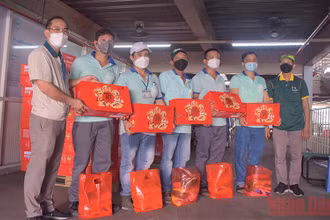 Công nhân Công ty cổ phần Taekwang Vina Industrial (Đồng Nai) nhận quà Tết. Ảnh: Thiên Vương