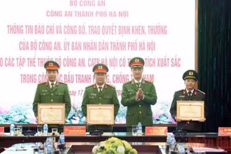 Trung tướng Nguyễn Duy Ngọc trao Bằng khen của Bộ trưởng Công an cho các tập thể có thành tích xuất sắc.