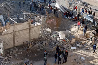 Hiện trường một vụ không kích của Israel tại khu vực phía bắc dải Gaza. (Ảnh: Reuters).