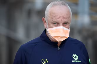 Huấn luyện viên Graham Arnold đang đứng trước nguy cơ bỏ lỡ 2 trận đấu vòng loại World Cup liên tiếp của Australia. (Ảnh: Getty Images)