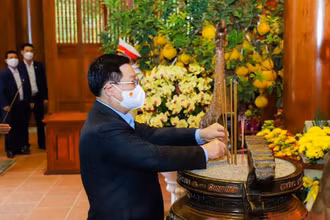 Chủ tịch Quốc hội Vương Đình Huệ dâng hương tưởng niệm Chủ tịch Hồ Chí Minh. (Ảnh: PHẠM BẰNG)