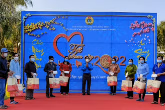 Chủ tịch Liên đoàn Lao động tỉnh Đồng Tháp Trần Hoàng Vũ trao quà cho đoàn viên, người lao động tại Chương trình “Tết sum vầy-Xuân bình an”.