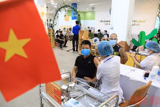 Việt Nam đã về đích trước 6 tháng so với mục tiêu trên 70% dân số được tiêm đủ liều cơ bản do WHO khuyến cáo. (Ảnh: THÀNH ĐẠT)