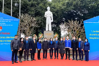 Đại diện lãnh đạo các ban, sở, ngành, đoàn thể khánh thành công trình thanh niên cải tạo tượng đài anh hùng Lý Tự Trọng.