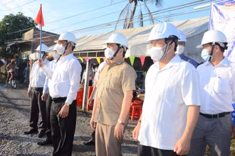 Lãnh đạo UBND tỉnh Tiền Giang phát lệnh khởi công đắp đập thép trên kênh Nguyễn Tấn Thành.