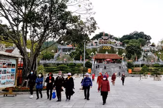 Du khách thập phương đến tham quan, chiêm bái đền Cửa Ông (Quảng Ninh).