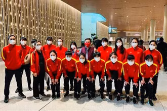 Ông Hoàng Tùng là người trực tiếp ra sân bay liên tục trong một tuần để đón các đoàn của đội tuyển Nữ Việt Nam sang Ấn Độ thi đấu những ngày đầu tiên. (Ảnh: VFF)