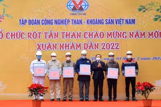 Bí thư Tỉnh ủy Quảng Ninh Nguyễn Xuân Ký tặng quà cho thuyền trưởng và các thuyền viên của tàu Việt Thuận 235-01 và tàu Vinacomin 05 cũng đại diện các đơn vị tham gia rót tấn than đầu tiên của năm mới 2022.