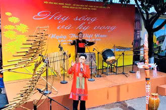 Các nghệ sĩ thể hiện bài thơ: Nam quốc Sơn Hà của Lý Thường Kiệt tại lễ khai mạc Ngày thơ Việt Nam tỉnh Đắk Lắk lần thứ 20 năm 2022. 
