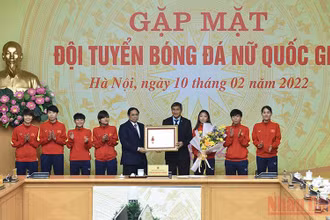 Thủ tướng Chính phủ Phạm Minh Chính trao Huân chương Lao động hạng Nhất tặng Đội tuyển bóng đá nữ quốc gia. (Ảnh: TRẦN HẢI)
