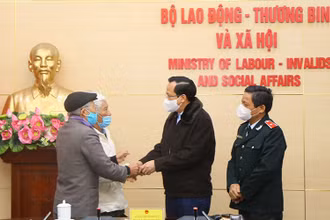 Bộ trưởng Lao động-Thương binh và Xã hội Đào Ngọc Dung lắng nghe kiến nghị của công dân. (Ảnh: Molisa).
