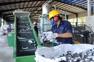 Rác thải nhựa được tái chế thành ván ép để xuất khẩu tại Công ty Thanh Tùng 2.