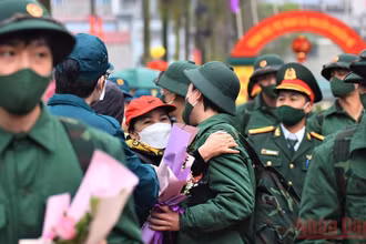 "Hãy nỗ lực phấn đấu, rèn luyện và chấp hành quy định của đơn vị con nhé. Mọi thứ phải vào quy củ, nền nếp. Mọi người làm được, mẹ tin con cũng sẽ làm được". (Ảnh Minh Duy)