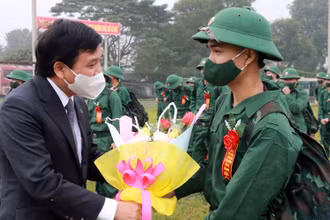 Lãnh đạo tỉnh Nghệ An tặng hoa chúc mừng các chiến sĩ trẻ. (Ảnh: Mỹ Hà)