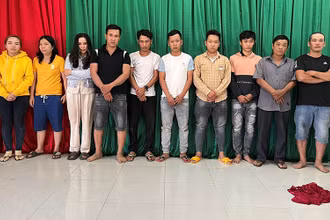 Tạm giữ các đối tượng đánh bạc trong lô cao-su ở thành phố Long Khánh, tỉnh Đồng Nai. 