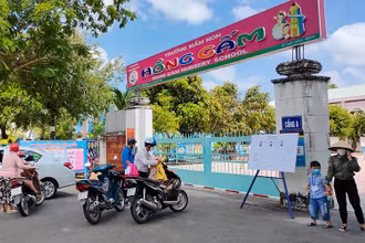 Trẻ được giáo viên Trường Mầm non Hồng Gấm đưa ra cổng trường chờ phụ huynh đón.