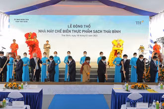 Đại diện Ủy ban nhân dân tỉnh Thái Bình và Tập đoàn TH động thổ Nhà máy Chế biến thực phẩm sạch, sáng 18/02 tại xã Quỳnh Trang, huyện Quỳnh Phụ. (Ảnh: Mạc Hóa)