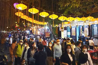 Du khách tham quan khu phố cổ Hội An
